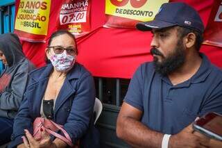 Dona Maria e o neto (Foto: Henrique Kawaminami)