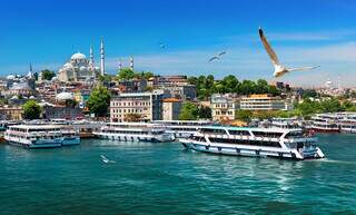 O cruzeiro pelo Estreito de Bósforo Givaga está sempre no topo dos passeios turísticos mais movimentados em Istambul – Foto: Reprodução/Getty Images 