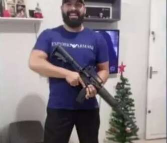Servidor posta foto armado com fuzil, amea&ccedil;a petistas e acaba demitido