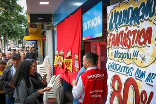 Clientes se preparando para entrar na loja (Foto: Henrique Kawaminami)