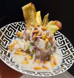 Ceviche clássico peruano é um dos principais pratos noturnos. (Foto: Divulgação)