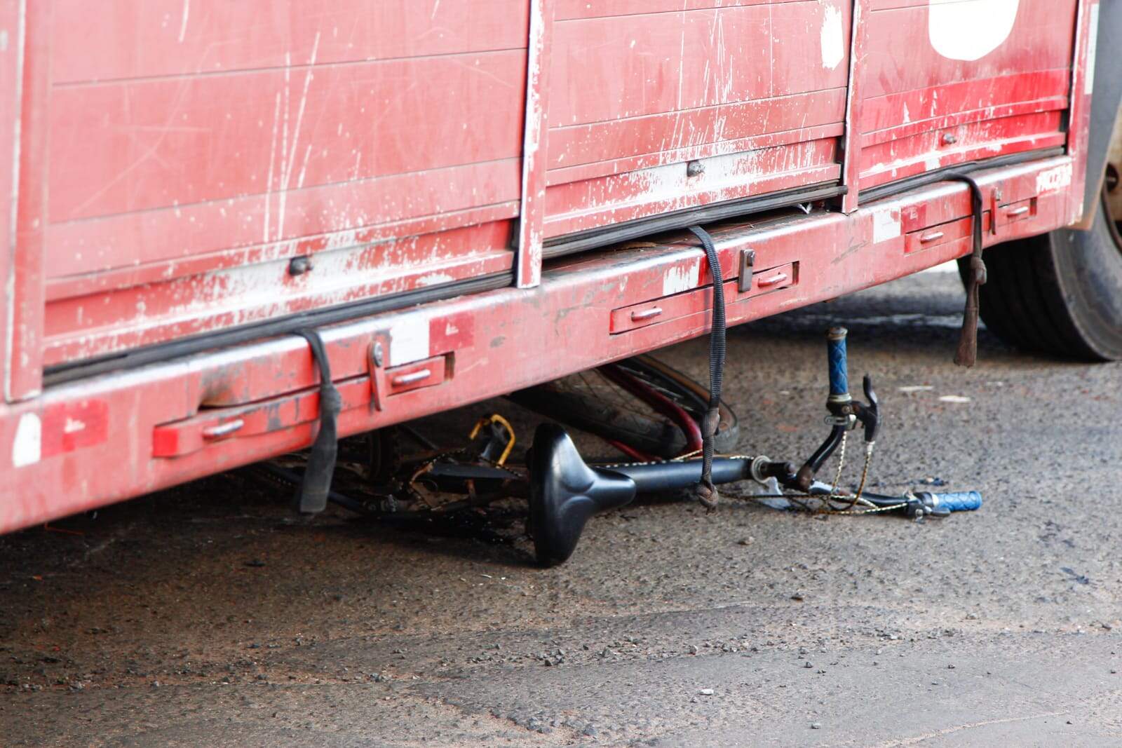 Bicicleta vai parar embaixo de caminhão em acidente na Rua Brilhante