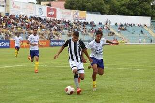 Lance da partida entre Botafogo e São Carlos na manhã desta sexta (Foto: Henrique Lima/BFR)