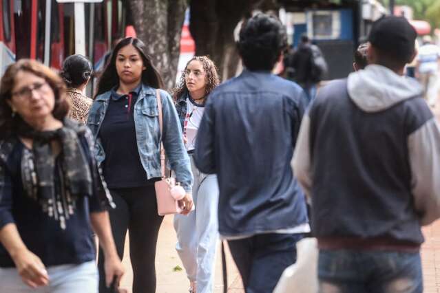 &ldquo;Nem parece que estamos no ver&atilde;o&rdquo;: vento gelado traz casacos de volta &agrave;s ruas 