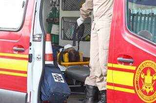 Ciclista dentro da ambulância do Corpo de Bombeiros. (Foto: Alex Machado)