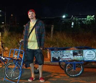 De bicicleta, Rafael roda a cidade vendendo livros a partir de R$ 5