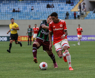 Jogadores do Internacional e Fluminense-PI disputam bola. (Foto: Divulgação)