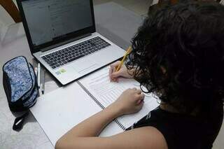 Estudante usa computador durante os estudos. (Foto: Kísie Ainoã)