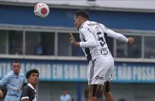 Meio-campo do Atlético cabeceando contra a meta adversária (Foto: Reprodução/@GaloNaBase)