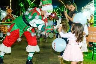 Personagem interage com criança na Cidade do Natal. (Foto: Sectur)