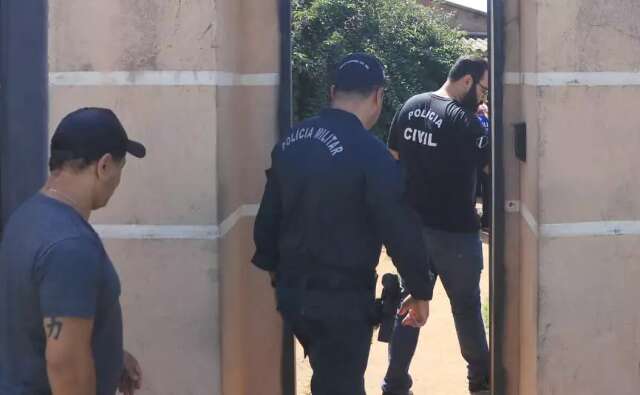 Pitbull e labrador fogem, invadem casa, matam 3 animais e morrem baleados