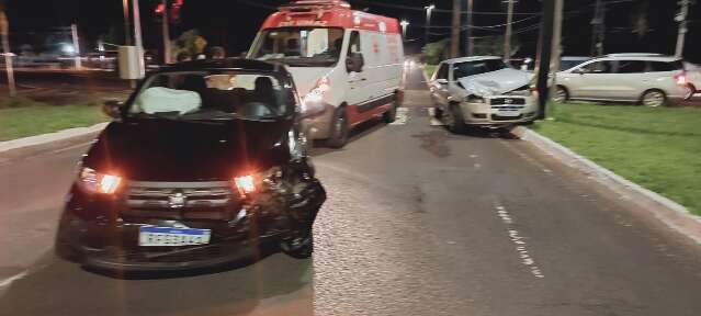 Ve&iacute;culos colidem na Duque de Caxias e mulher &eacute; encaminhada &agrave; unidade de sa&uacute;de