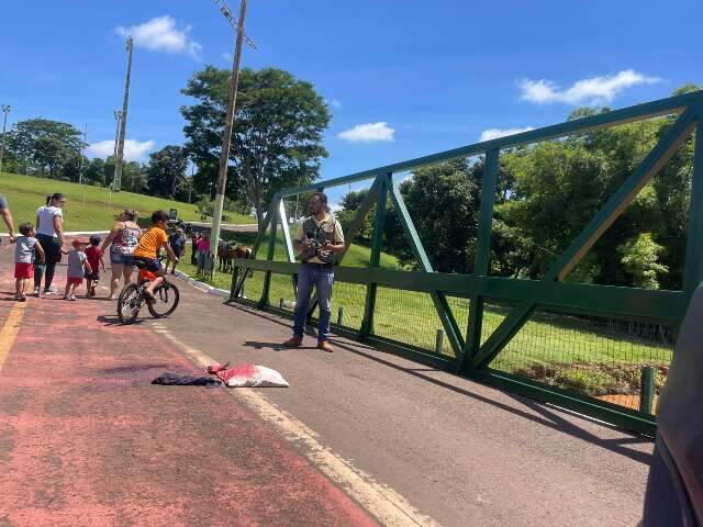 Ciclista cai na ponte do Parque das Na&ccedil;&otilde;es e &eacute; socorrida pela cavalaria