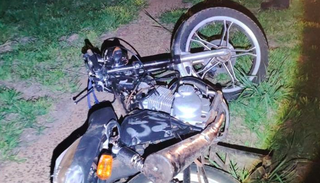 Motocicleta que a vítima conduzia quando ocorreu o acidente (Foto: reprodução / Jornal da Nova) 