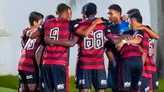 Jogadores do Flamengo comemoram gol marcado contra XV de Jaú. (Foto: Reprodução)