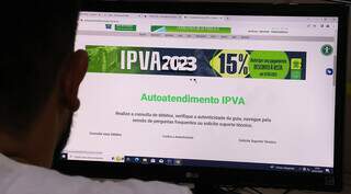 Contribuinte acessa página de pagamento do IPVA. (Foto: Governo de MS)