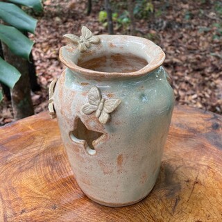 Vaso de cerâmica com detalhes de borboletas. (Foto: Arquivo pessoal)