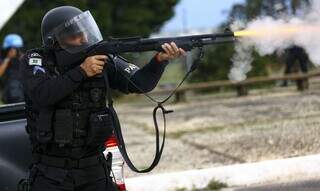 Policial do Distrito Federal usa armamento para conter manifestantes. (Foto: Marcelo Camargo/Agência Brasil)