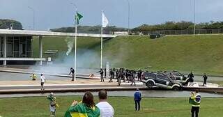 Imagens do local mostram que um veículo da Força Nacional caiu no espelho d&#39;água do monumento. (Foto: Reprodução TV Globo)