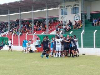 Jogadores do Operário comemorando um dos gols da vitória diante do time de Caarapó (Foto: Anderson Ramos/Operário)