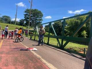 Imagem do ponto em que a ciclista caiu, na ponte do Parque das Nações Indígenas, ficou tomado de sangue. (Foto: Bruno Nóbrega)