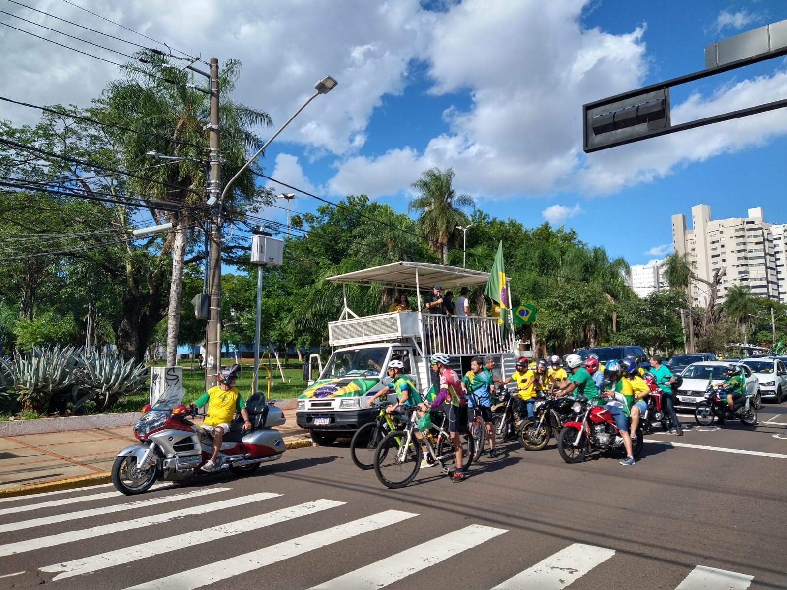 Na Capital, adeptos de Bolsonaro fazem carreata até o CMO em apoio às invasões