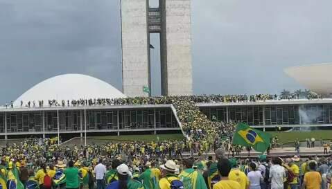 Apoiadores do ex-presidente Bolsonaro invadem e depredam Congresso Nacional