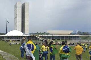 Manifestantes em apoio ao ex-presidente Jair Bolsonato quebram barreira de acesso ao Congresso. (Foto: Metrópoles)
