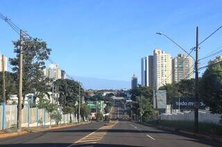 Amanhecer com céu azul na região do Jardim do Estados, na Avenida Ceará (Foto: Paulo Francis) 