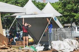 Tendas sendo desmontadas em canteiro da Avenida Duque de Caxias. (Foto: Henrique Kawaminami)