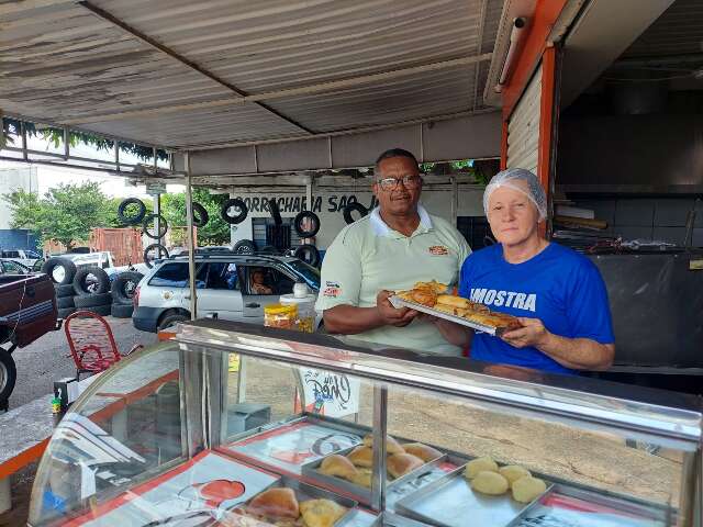 Aos 58 anos, Ant&ocirc;nio realizou sonho vendendo comida em borracharia