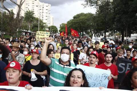 Manifestações de esquerda fecham trecho da Afonso Pena em defesa da democracia