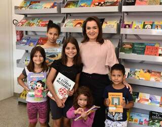 Prefeita Adriane Lopes (Patriota) e crianças durante inauguração da biblioteca no Cras (Centro de Referência em Assistência Social) Hércules Mandetta (Foto: Ana Paula Fernandes/PMCG)