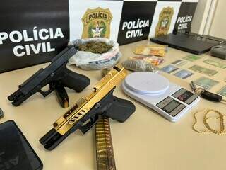 Armas, droga, dinheiro e outros objetos apreendidos na ação. (Foto: Divulgação | PCSC)