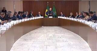 Ao centro, presidente Lula e os governadores dos 27 Estados do Brasil em reunião na Capital federal. (Foto: Reprodução TV Brasil)