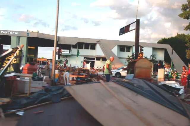 &Uacute;ltimas barracas s&atilde;o retiradas, ap&oacute;s 70 dias de acampamento na Duque de Caxias