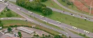 40 ônibus sendo escoltados à sede da PF, em Brasília. (Foto: Reprodução, G1)