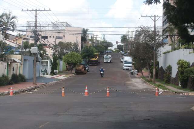 Empresa recapeia rua para compensar estragos provocados por obra