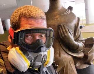 José Paulo com máscara de gás durante invasão do STF, ontem, em Brasília (Foto: Reprodução)