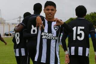 Léo Pedro comemorando o primeiro gol marcado na partida (Foto: Henrique Lima/BFR)