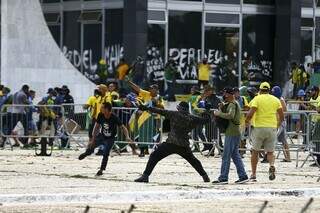 Grupo tomou a Praça dos Três Poderes e atacou prédios em Brasília. (Foto: Marcelo Camargo/Agência Brasil)