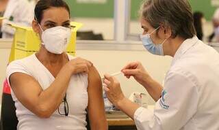 Mulher é vacinada contra a covid-19. (Foto: Agência Brasil)
