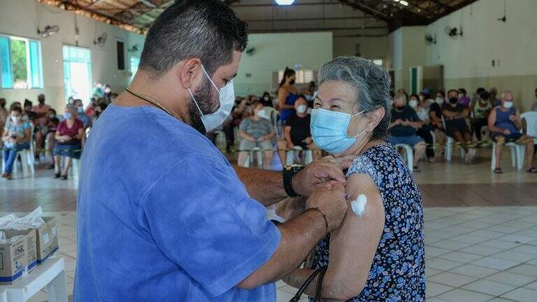 Campo Grande enfrenta falta de três imunizantes contra a covid-19