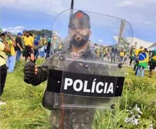 William Henrique postou foto com escudo da polícia (Foto: Reprodução)