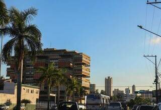 Céu aberto nesta manhã em Campo Grande (Foto: Henrique Kawaminami)