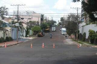 Quadra entre as ruas Sergipe e Alagoas interditadas para recapeamento (Foto: Marcos Maluf)