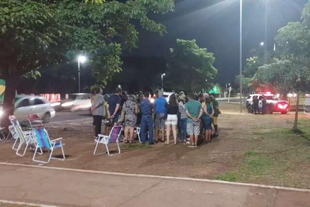 Com cadeiras de praia, manifestantes retornam para a frente do CMO