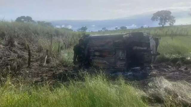 Carro capota, pega fogo e passageiro &eacute; socorrido em estado grave