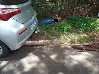 Motorista passou mal, saiu do carro e deitou no chão com crise de enxaqueca. (Foto: Ana Beatriz Rodrigues)