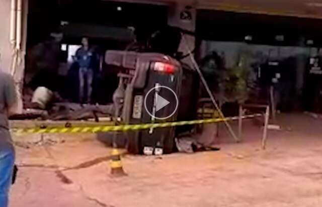 Camionete &quot;arranca&quot;, bate em carro, d&aacute; meia-volta e tomba destruindo escrit&oacute;rio